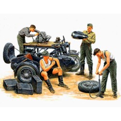 1:35 Поправка на мотоциклет, Германски войници - 4 фигури (German Motorcycle Repair Crew  - 4 figures)