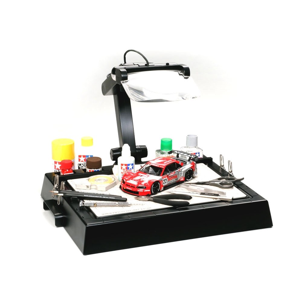 Работна станция с лупа Tamiya Craft Tools Series (43х36х7см) Работна станция с лупа Tamiya Craft Tools Series (43х36х7см)