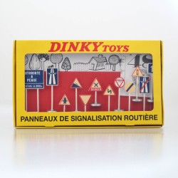 1:43 Умалени модели на пътни знаци - Dinky Toys Car Road Signs Panneaux De Signalisation Routiere Model No.593