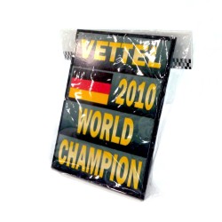 Умален модел на F1 табела 2010 Себастиан Фетел, световен шампион (2010 Sebastian Vettel World Champion F1 Sign)