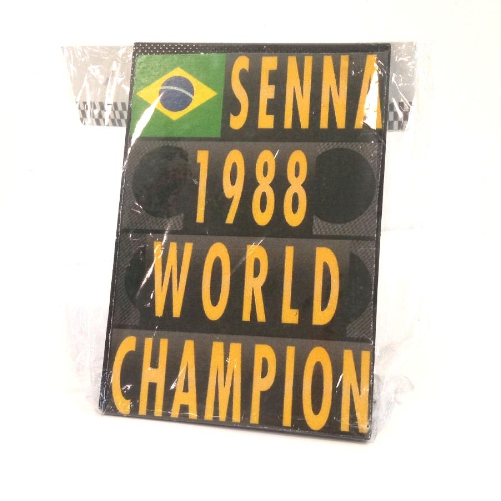 Умален модел на F1 табела 1988 Аертон Сена, световен шампион (1988 Ayrton Senna World Champion F1 Sign)